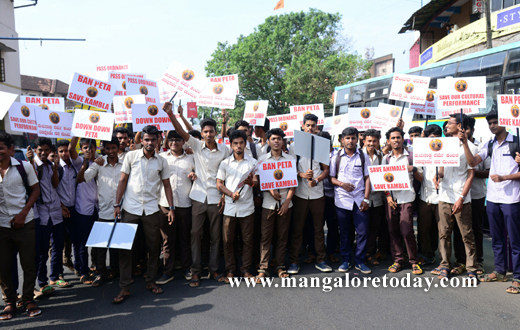 stuents  protest against Kambla ban in Mangalore
